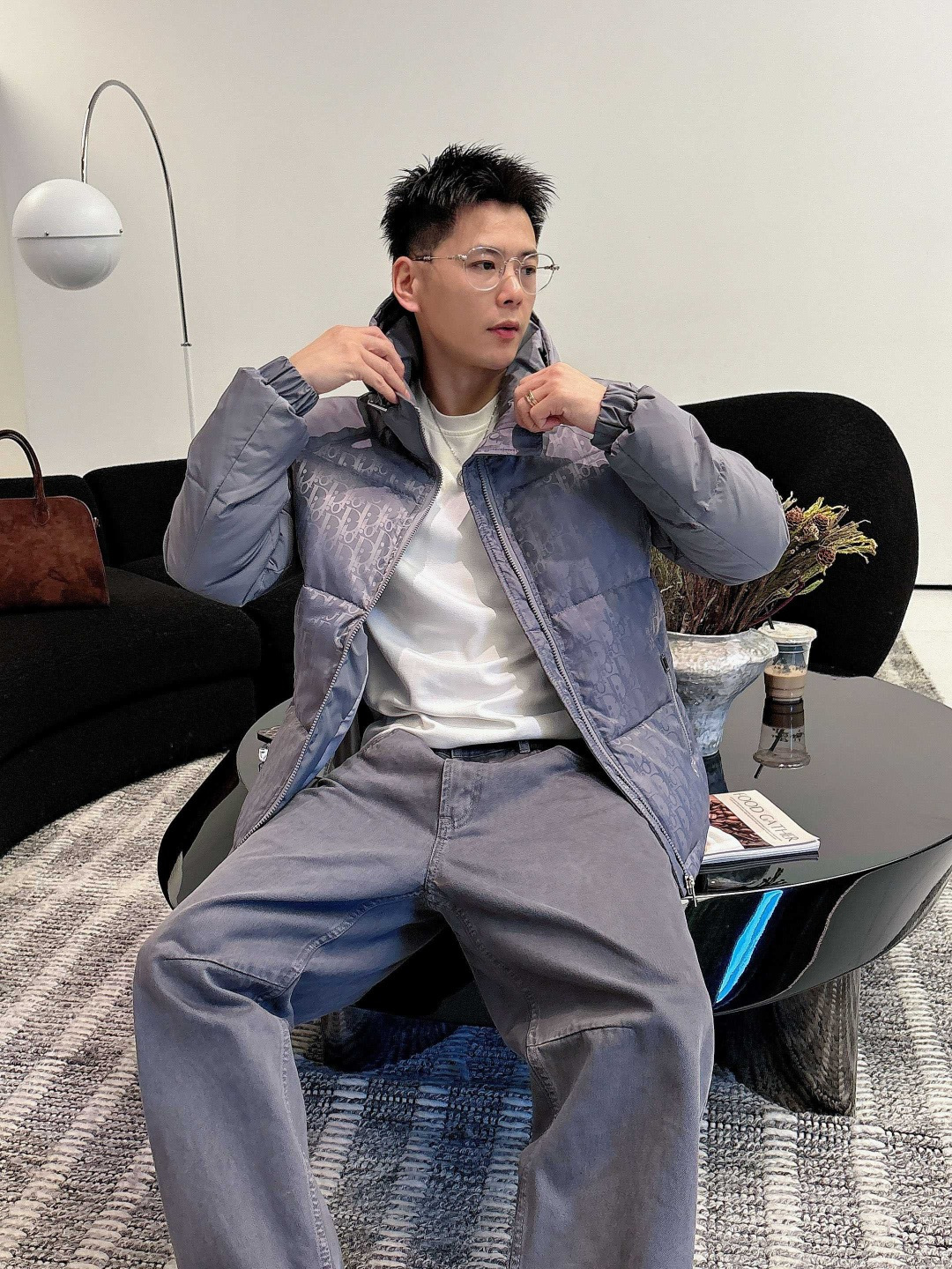 迪奥 2025秋冬新款羽绒服。这款号称羽绒服届最贵的，全部90绒的。带着经典的Logo组合搭配，第一眼看