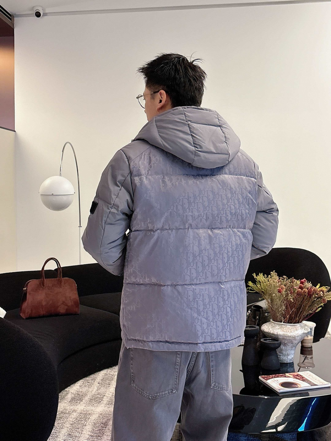 迪奥 2025秋冬新款羽绒服。这款号称羽绒服届最贵的，全部90绒的。带着经典的Logo组合搭配，第一眼看