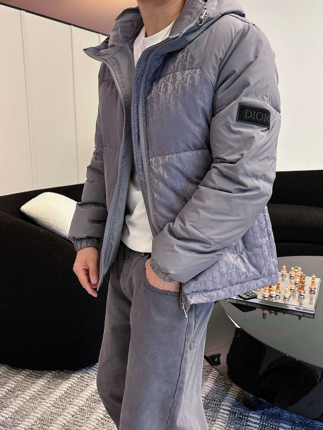 迪奥 2025秋冬新款羽绒服。这款号称羽绒服届最贵的，全部90绒的。带着经典的Logo组合搭配，第一眼看