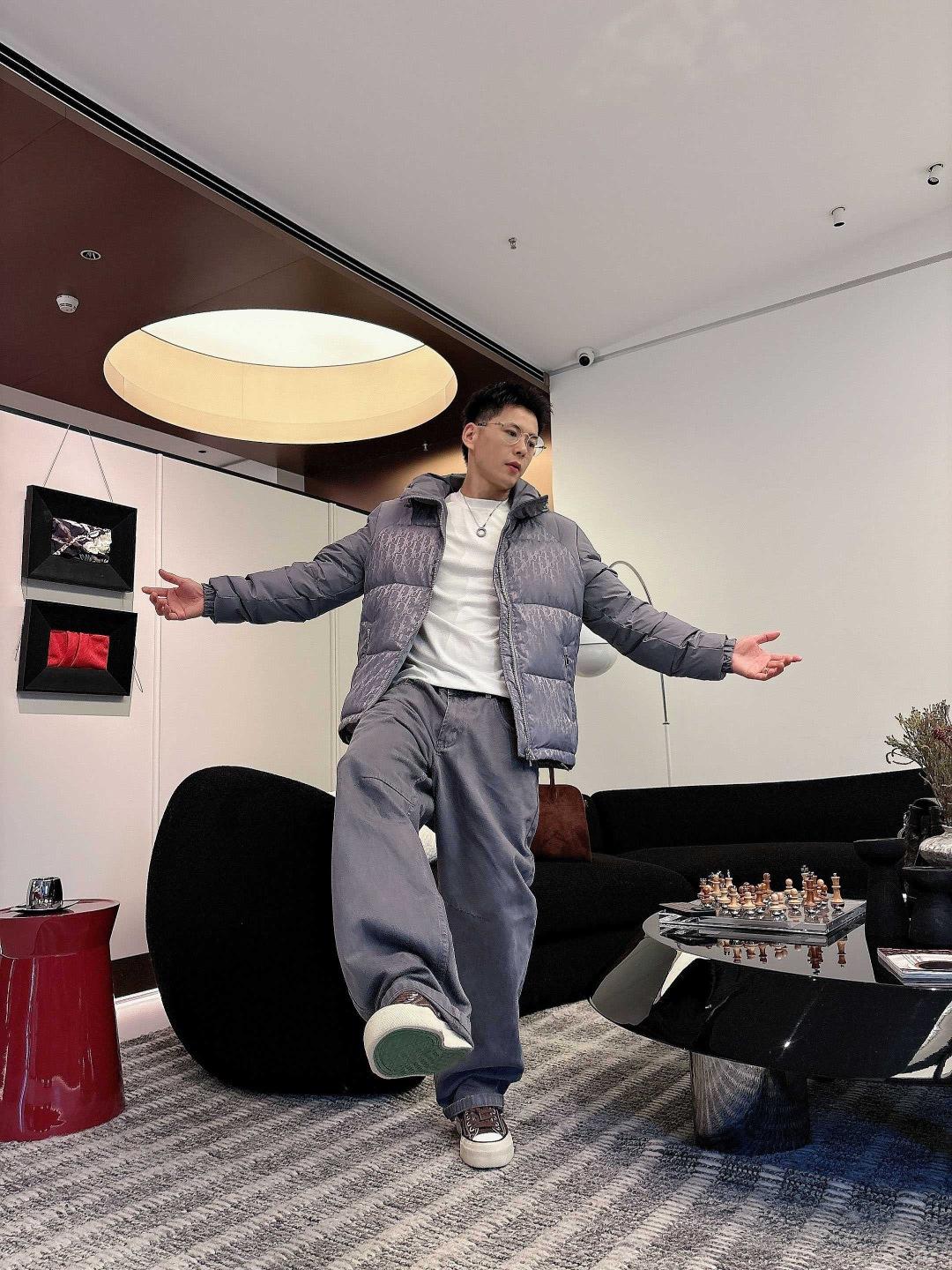 迪奥 2025秋冬新款羽绒服。这款号称羽绒服届最贵的，全部90绒的。带着经典的Logo组合搭配，第一眼看