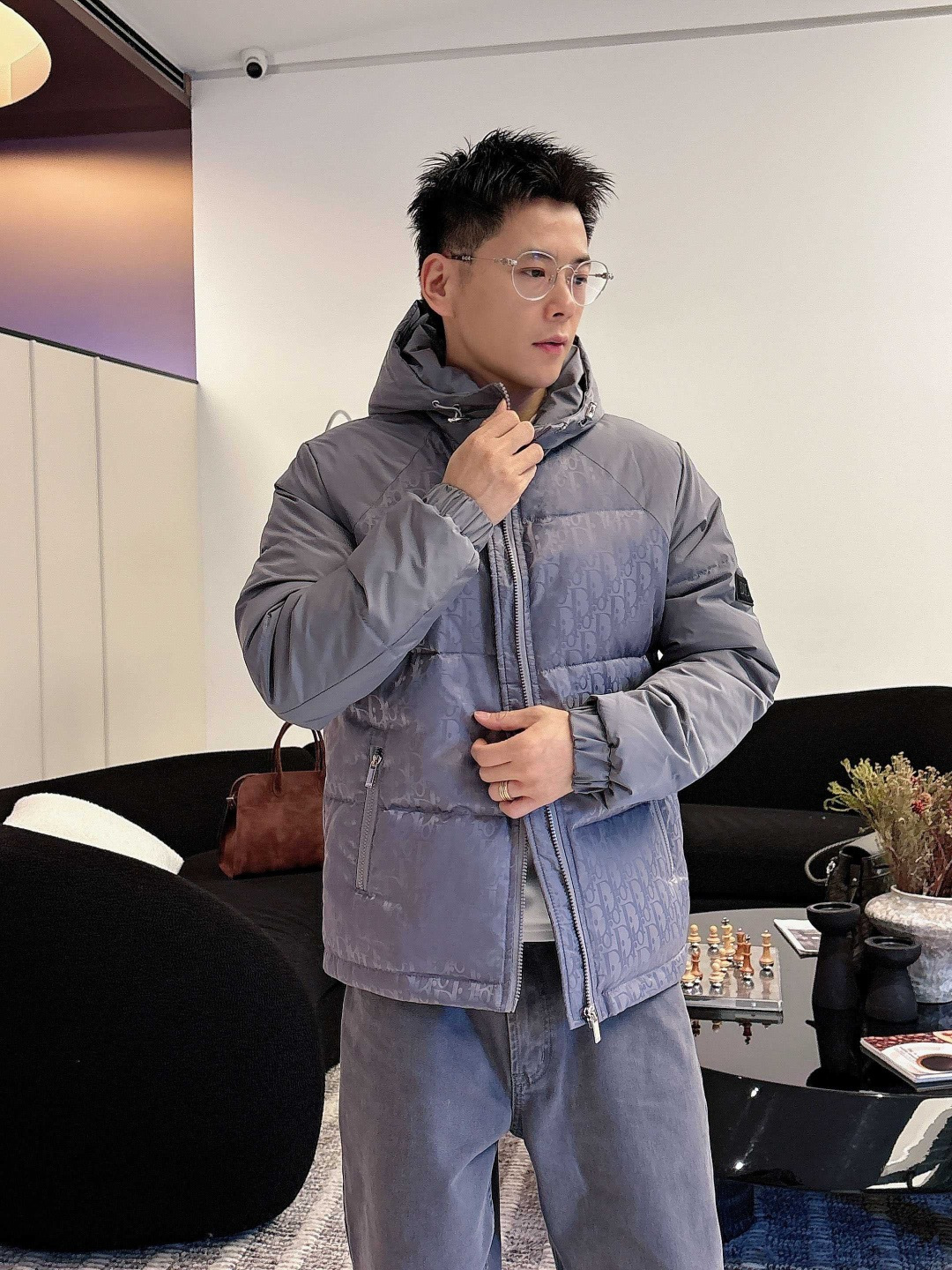 迪奥 2025秋冬新款羽绒服。这款号称羽绒服届最贵的，全部90绒的。带着经典的Logo组合搭配，第一眼看