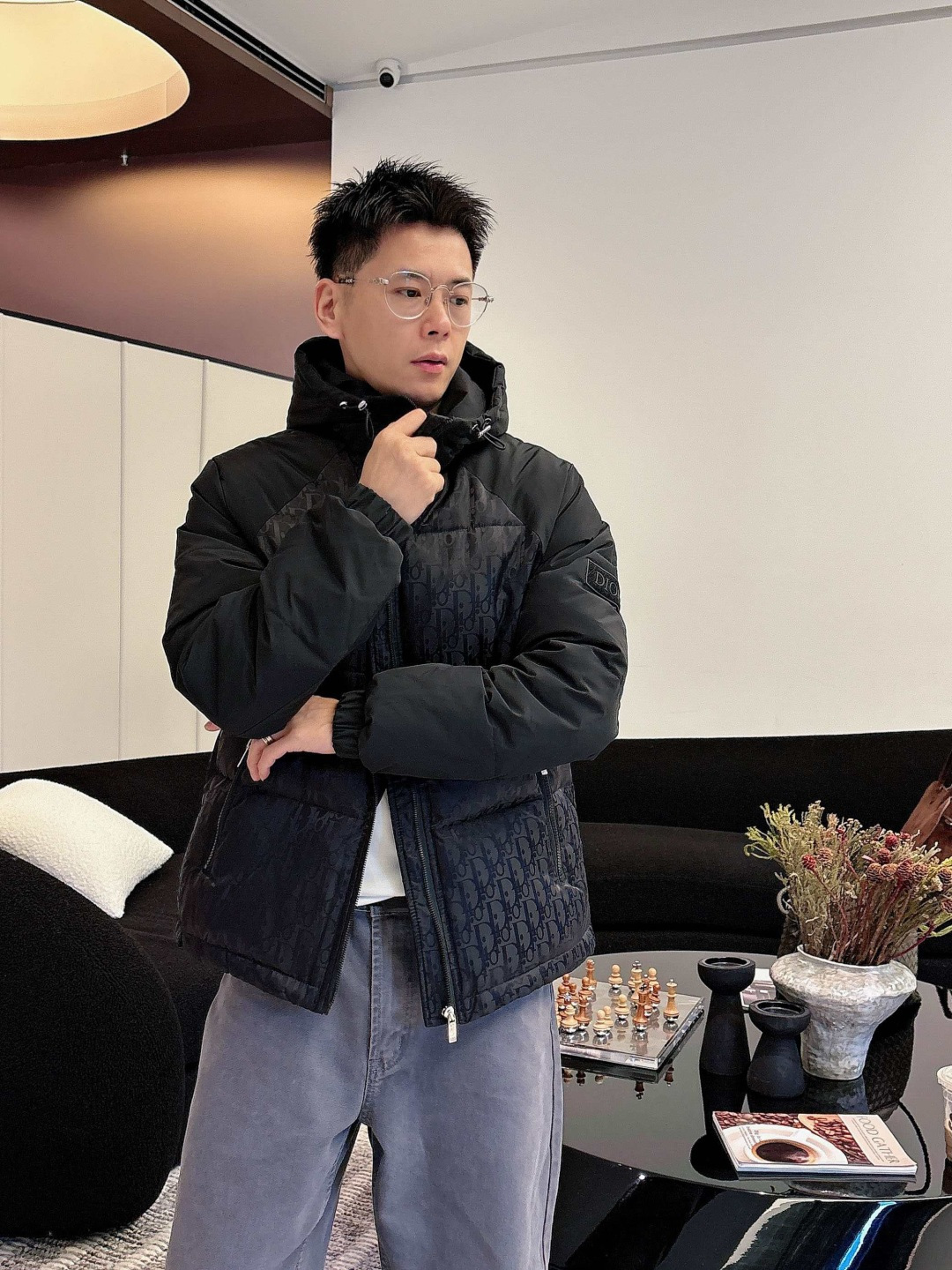 迪奥 2025秋冬新款羽绒服。这款号称羽绒服届最贵的，全部90绒的。带着经典的Logo组合搭配，第一眼看