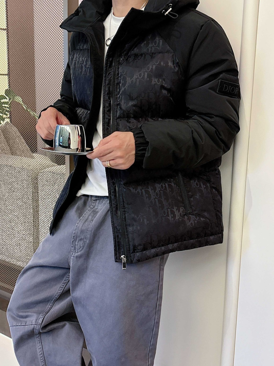 迪奥 2025秋冬新款羽绒服。这款号称羽绒服届最贵的，全部90绒的。带着经典的Logo组合搭配，第一眼看