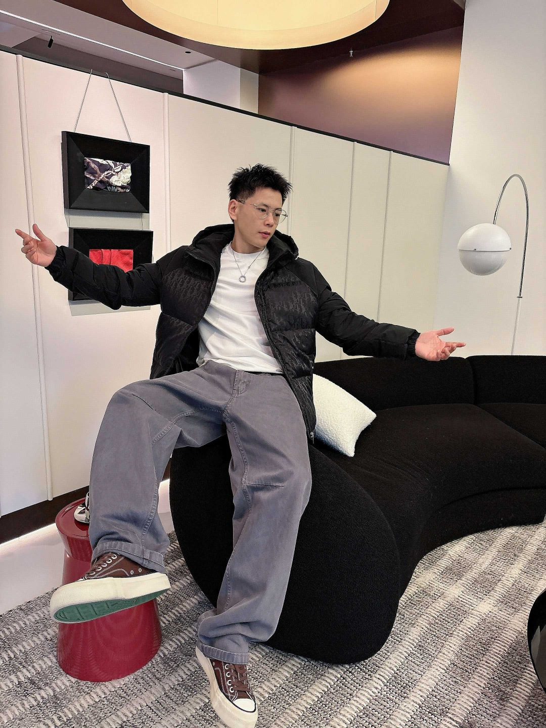 迪奥 2025秋冬新款羽绒服。这款号称羽绒服届最贵的，全部90绒的。带着经典的Logo组合搭配，第一眼看