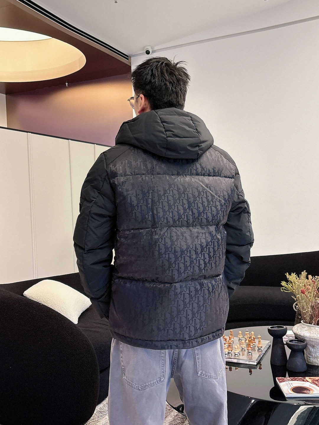 迪奥 2025秋冬新款羽绒服。这款号称羽绒服届最贵的，全部90绒的。带着经典的Logo组合搭配，第一眼看