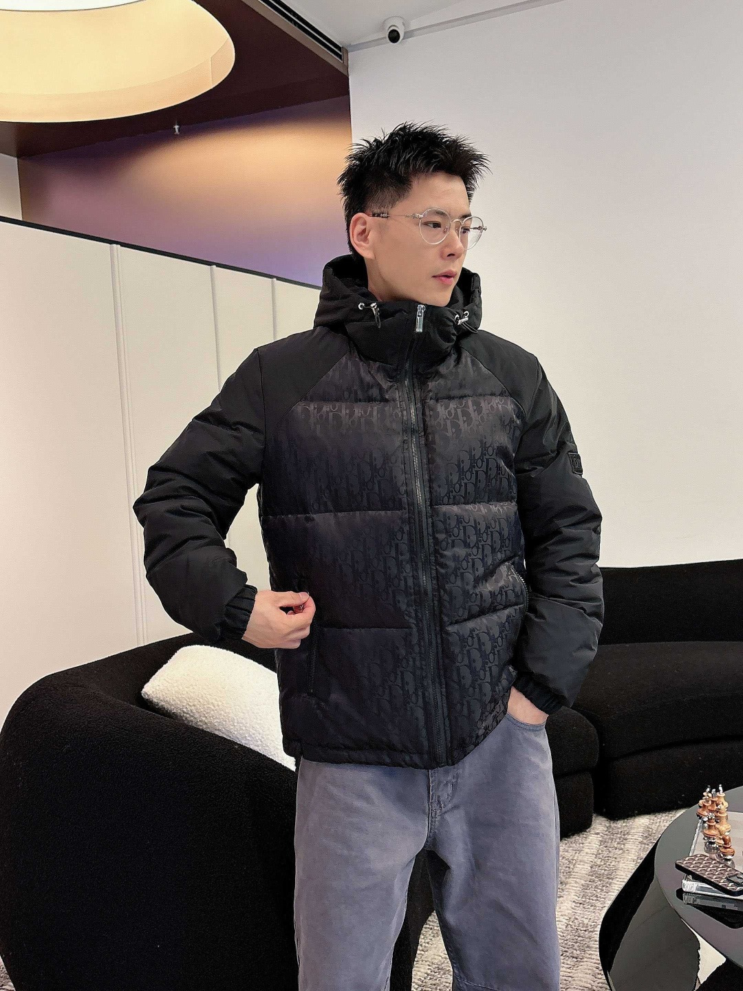 迪奥 2025秋冬新款羽绒服。这款号称羽绒服届最贵的，全部90绒的。带着经典的Logo组合搭配，第一眼看