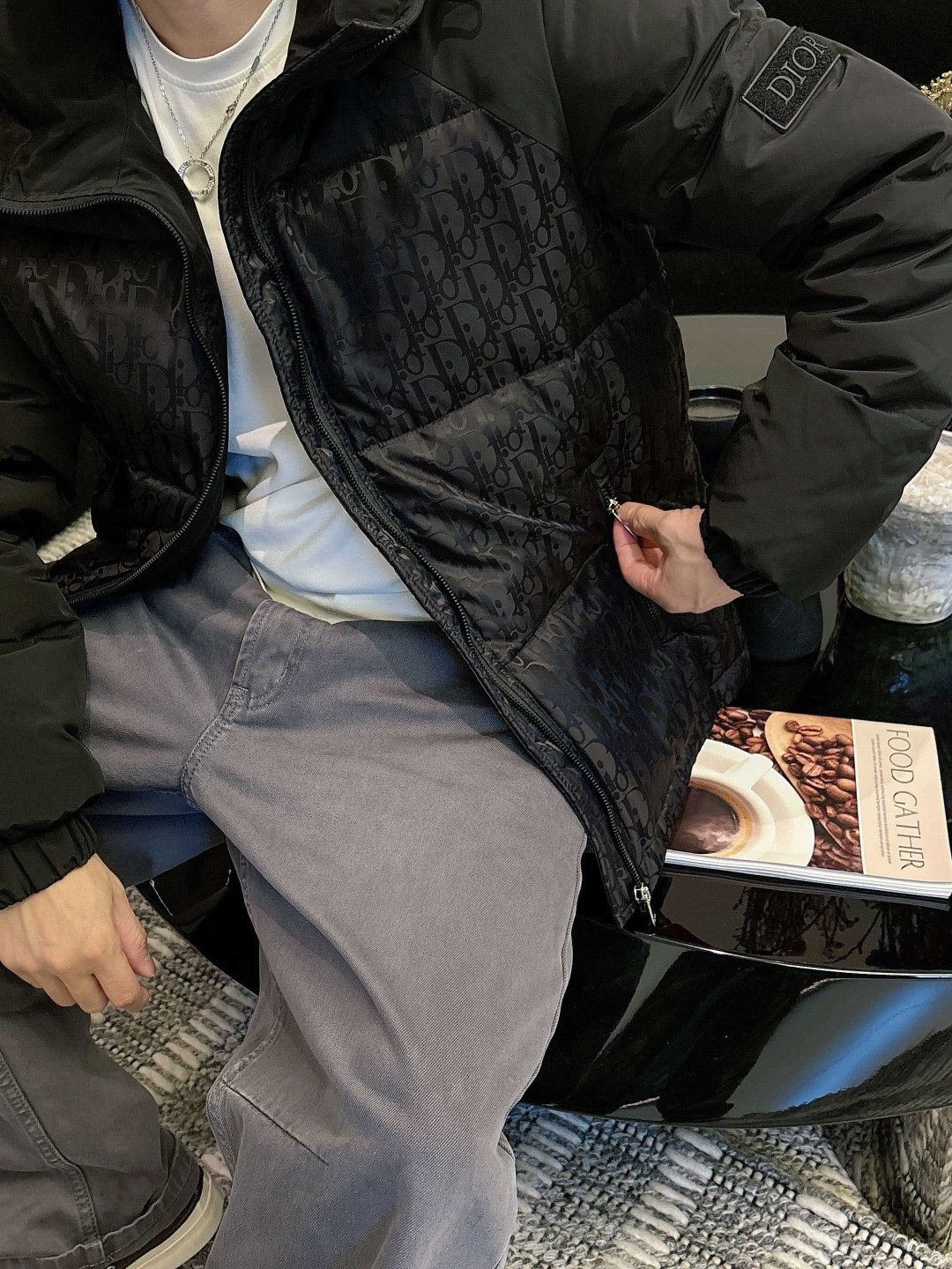 迪奥 2025秋冬新款羽绒服。这款号称羽绒服届最贵的，全部90绒的。带着经典的Logo组合搭配，第一眼看