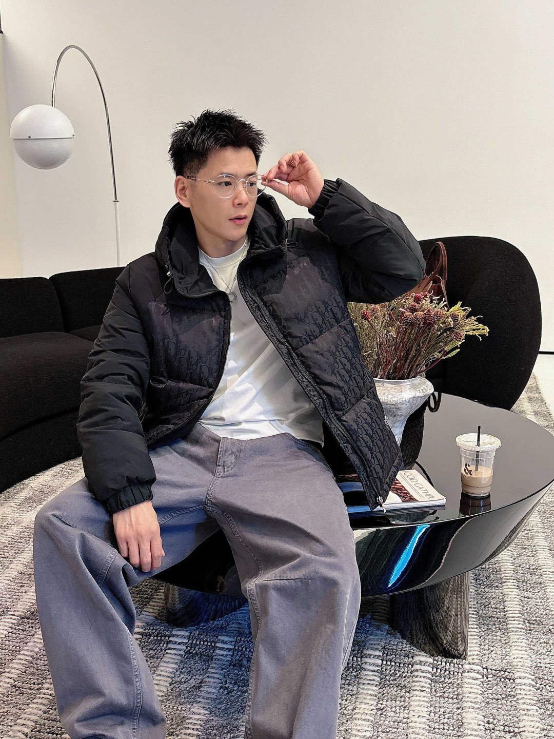 迪奥 2025秋冬新款羽绒服。这款号称羽绒服届最贵的，全部90绒的。带着经典的Logo组合搭配，第一眼看