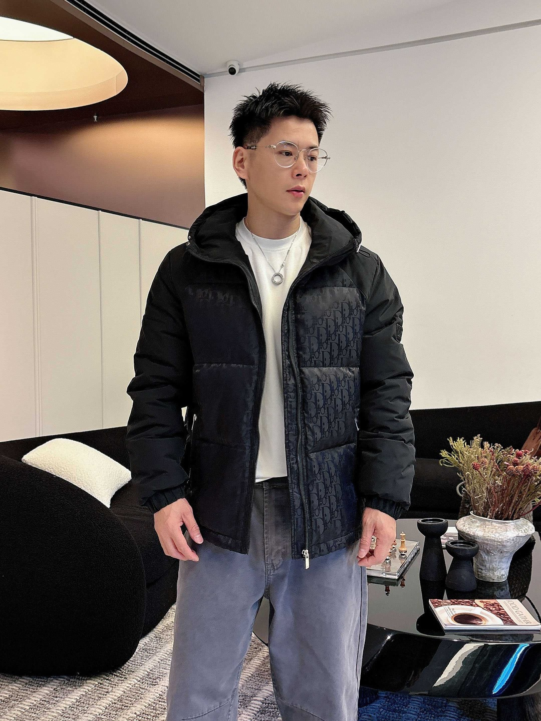 迪奥 2025秋冬新款羽绒服。这款号称羽绒服届最贵的，全部90绒的。带着经典的Logo组合搭配，第一眼看