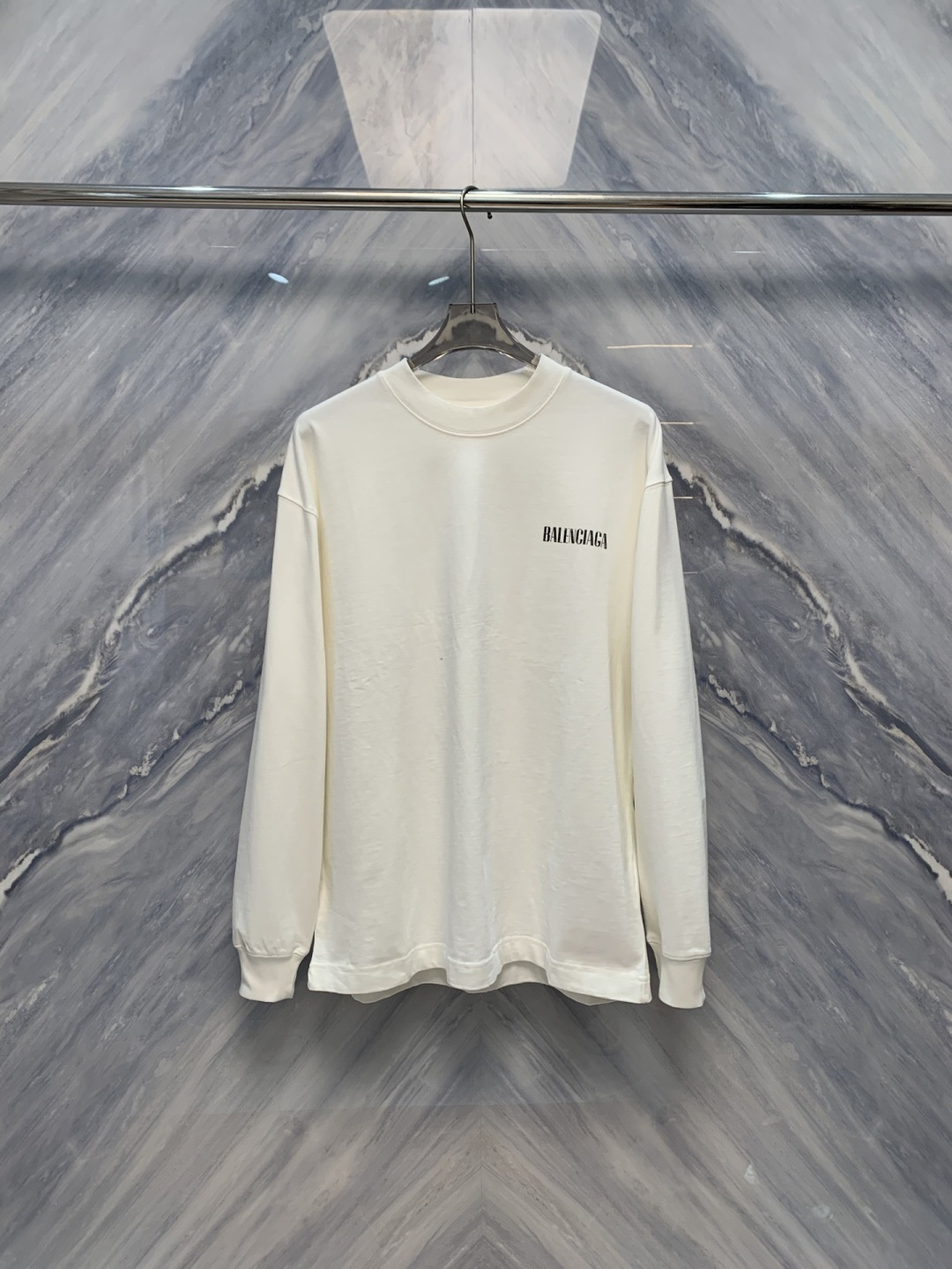 暗涌之形巴黎海外限定高克重圆领长袖在极简主义的深邃语境中，巴黎以建筑般的思维重塑基础单品。这款海外限定版