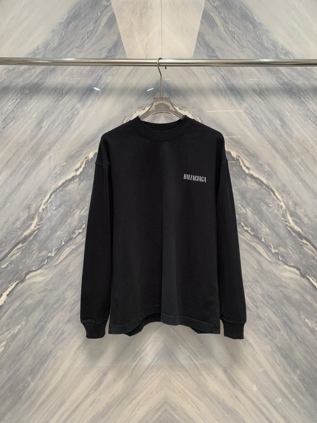 暗涌之形巴黎海外限定高克重圆领长袖在极简主义的深邃语境中，巴黎以建筑般的思维重塑基础单品。这款海外限定版