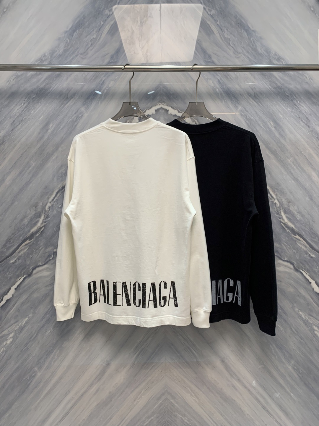 暗涌之形巴黎海外限定高克重圆领长袖在极简主义的深邃语境中，巴黎以建筑般的思维重塑基础单品。这款海外限定版