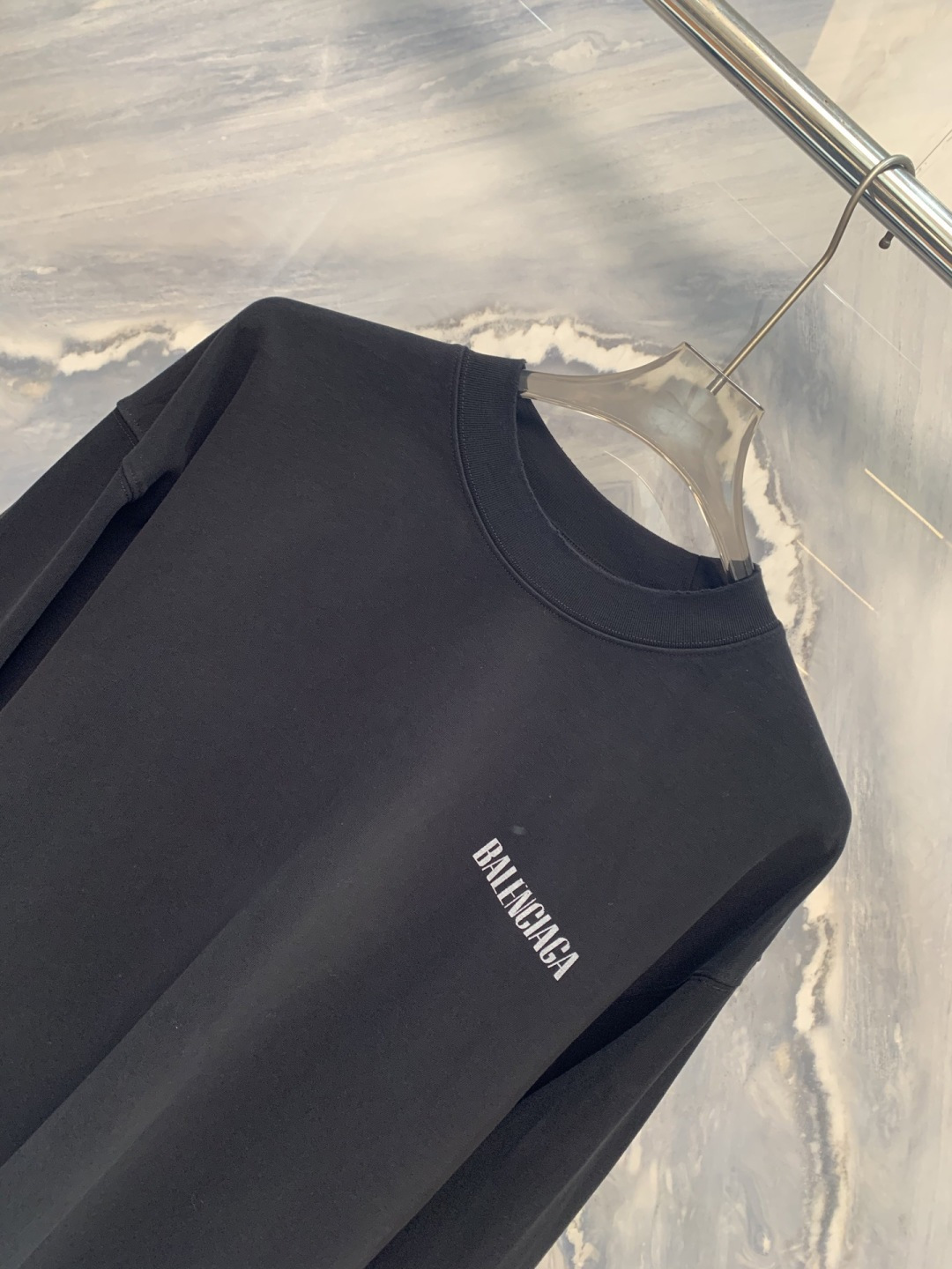 暗涌之形巴黎海外限定高克重圆领长袖在极简主义的深邃语境中，巴黎以建筑般的思维重塑基础单品。这款海外限定版