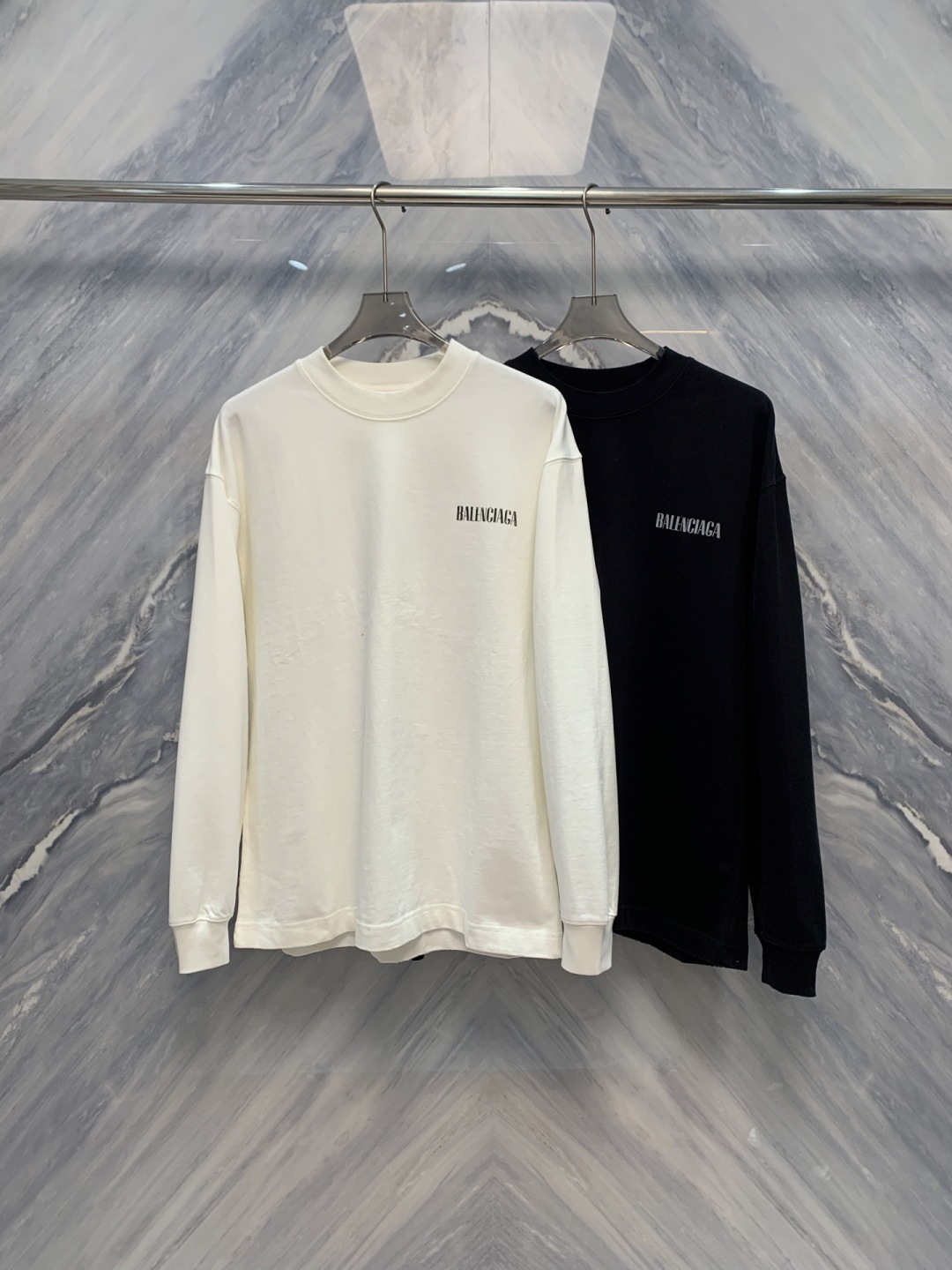 暗涌之形巴黎海外限定高克重圆领长袖在极简主义的深邃语境中，巴黎以建筑般的思维重塑基础单品。这款海外限定版