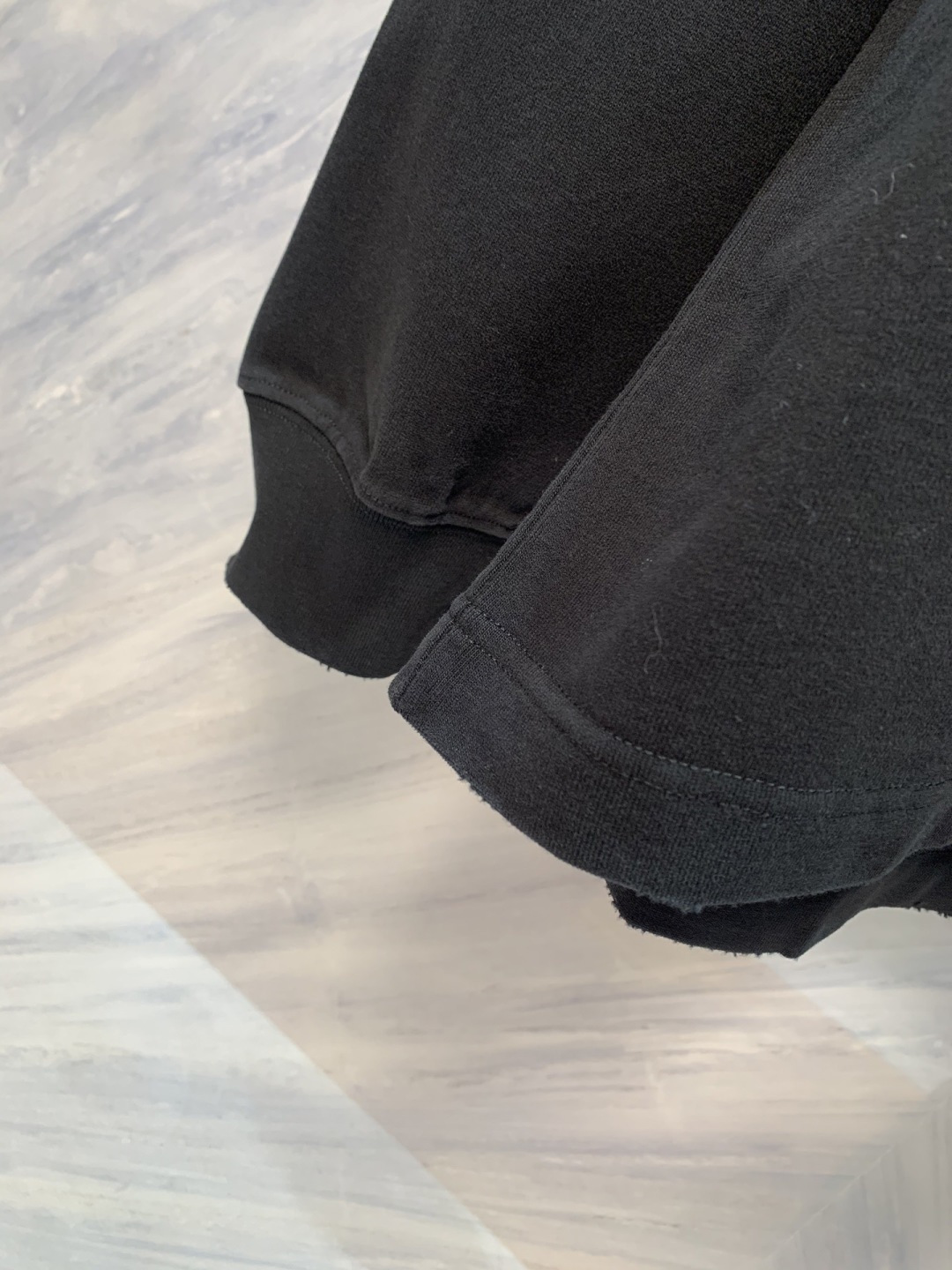 暗涌之形巴黎海外限定高克重圆领长袖在极简主义的深邃语境中，巴黎以建筑般的思维重塑基础单品。这款海外限定版