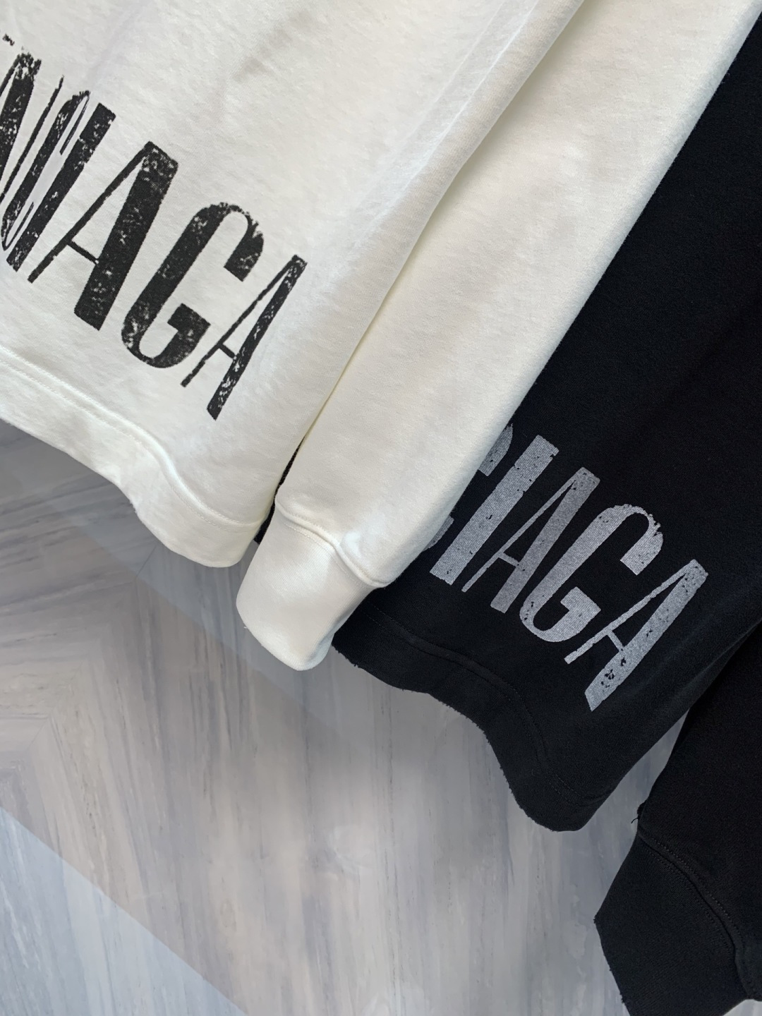 暗涌之形巴黎海外限定高克重圆领长袖在极简主义的深邃语境中，巴黎以建筑般的思维重塑基础单品。这款海外限定版