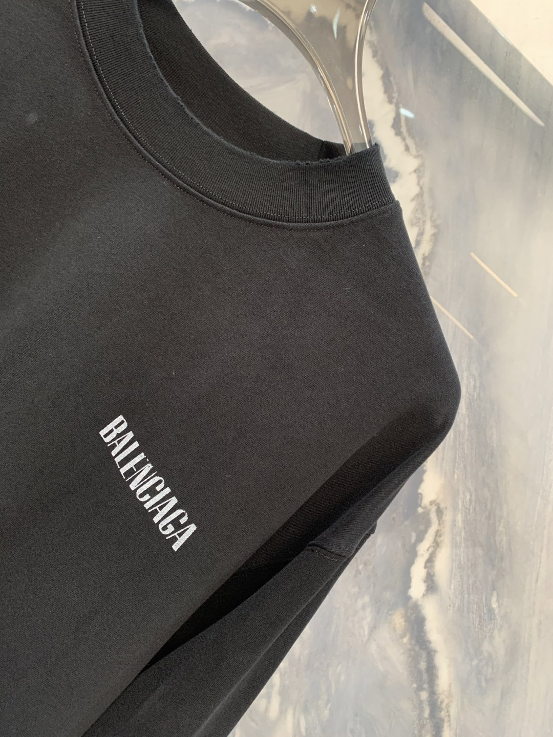 暗涌之形巴黎海外限定高克重圆领长袖在极简主义的深邃语境中，巴黎以建筑般的思维重塑基础单品。这款海外限定版