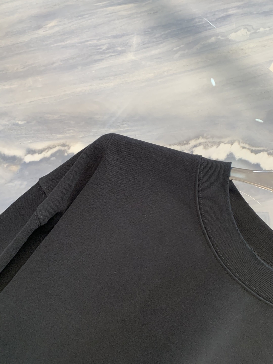 暗涌之形巴黎海外限定高克重圆领长袖在极简主义的深邃语境中，巴黎以建筑般的思维重塑基础单品。这款海外限定版