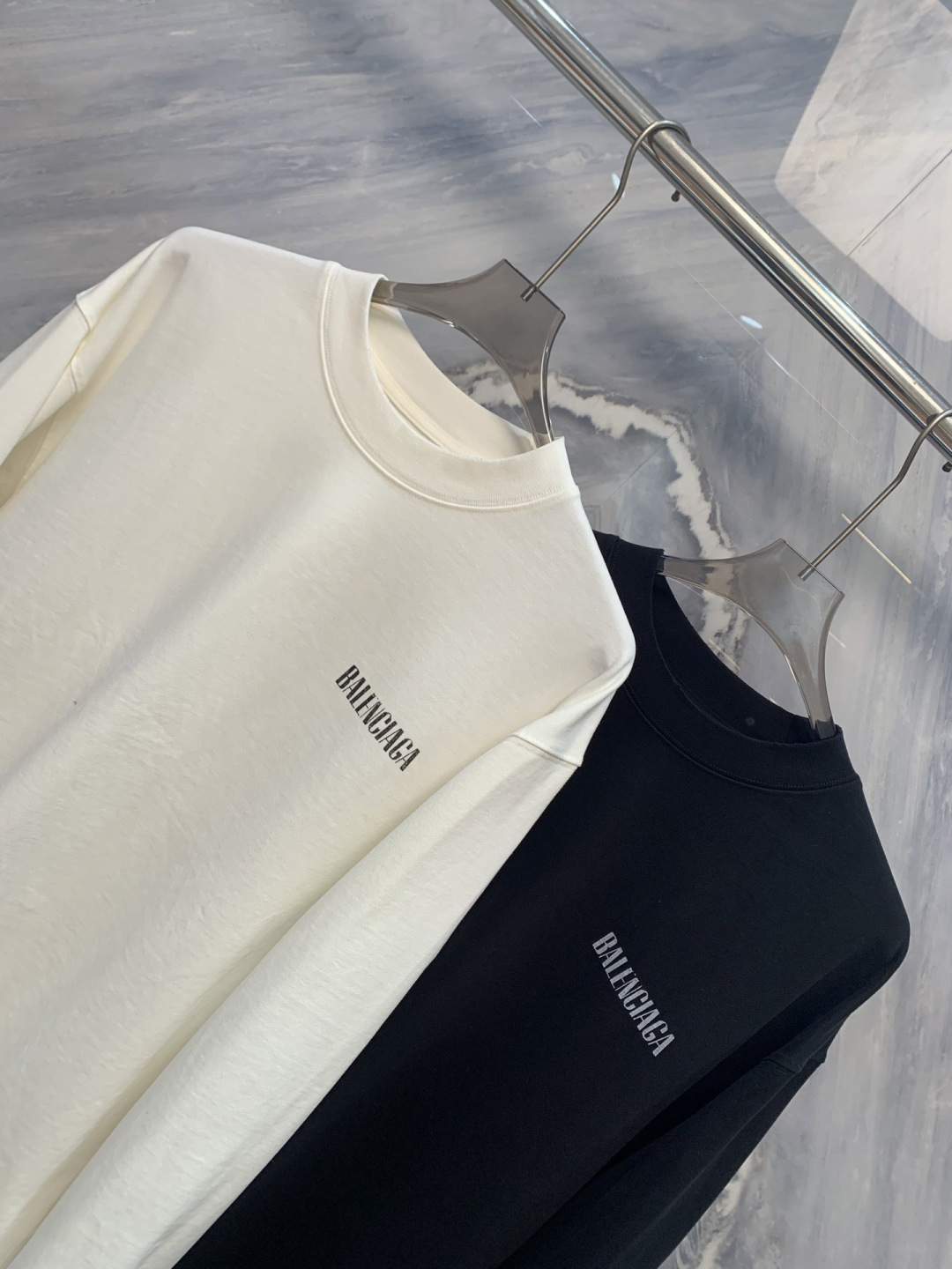 暗涌之形巴黎海外限定高克重圆领长袖在极简主义的深邃语境中，巴黎以建筑般的思维重塑基础单品。这款海外限定版