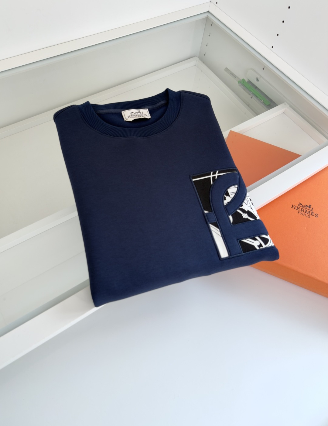 爱*仕(He*mès) 2025秋冬 柜在售 藏书章细节圆领款卫衣外套 秋冬最新主题藏书章 采用刺绣印花