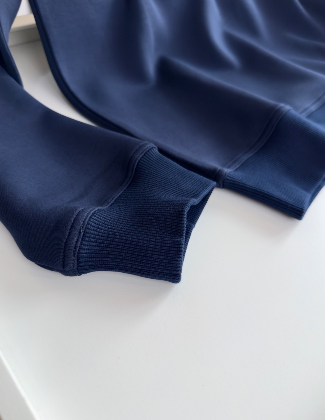 爱*仕(He*mès) 2025秋冬 柜在售 藏书章细节圆领款卫衣外套 秋冬最新主题藏书章 采用刺绣印花