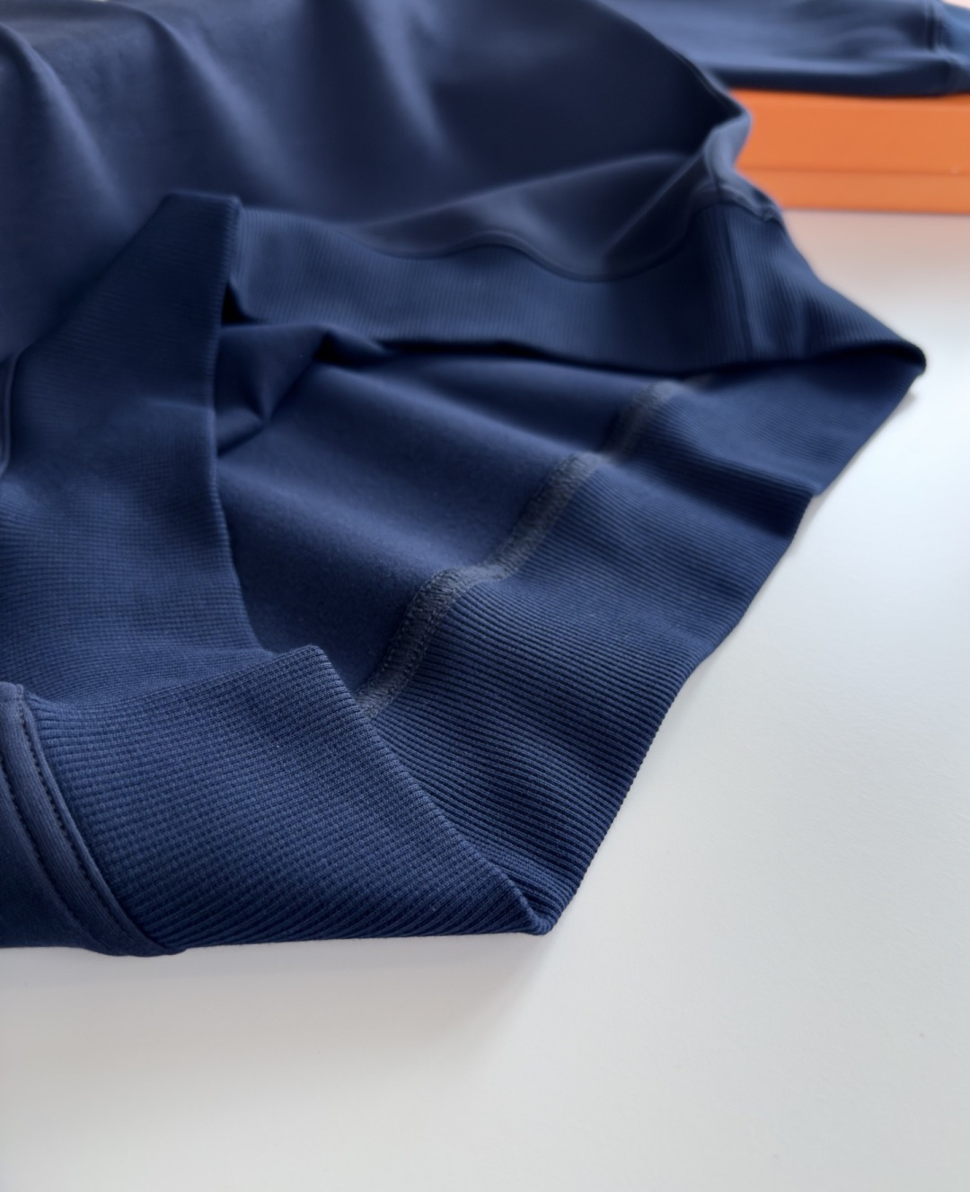 爱*仕(He*mès) 2025秋冬 柜在售 藏书章细节圆领款卫衣外套 秋冬最新主题藏书章 采用刺绣印花