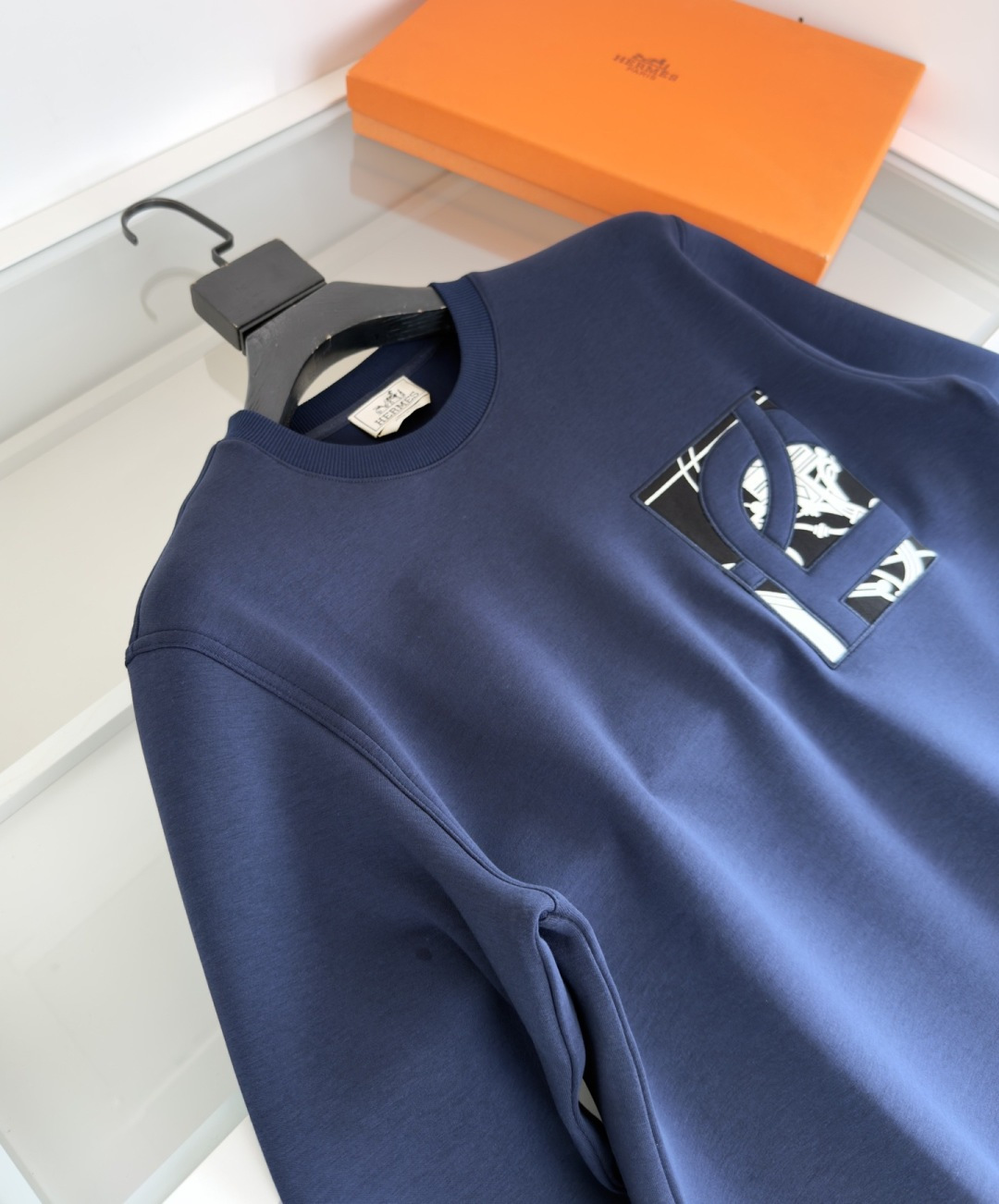 爱*仕(He*mès) 2025秋冬 柜在售 藏书章细节圆领款卫衣外套 秋冬最新主题藏书章 采用刺绣印花