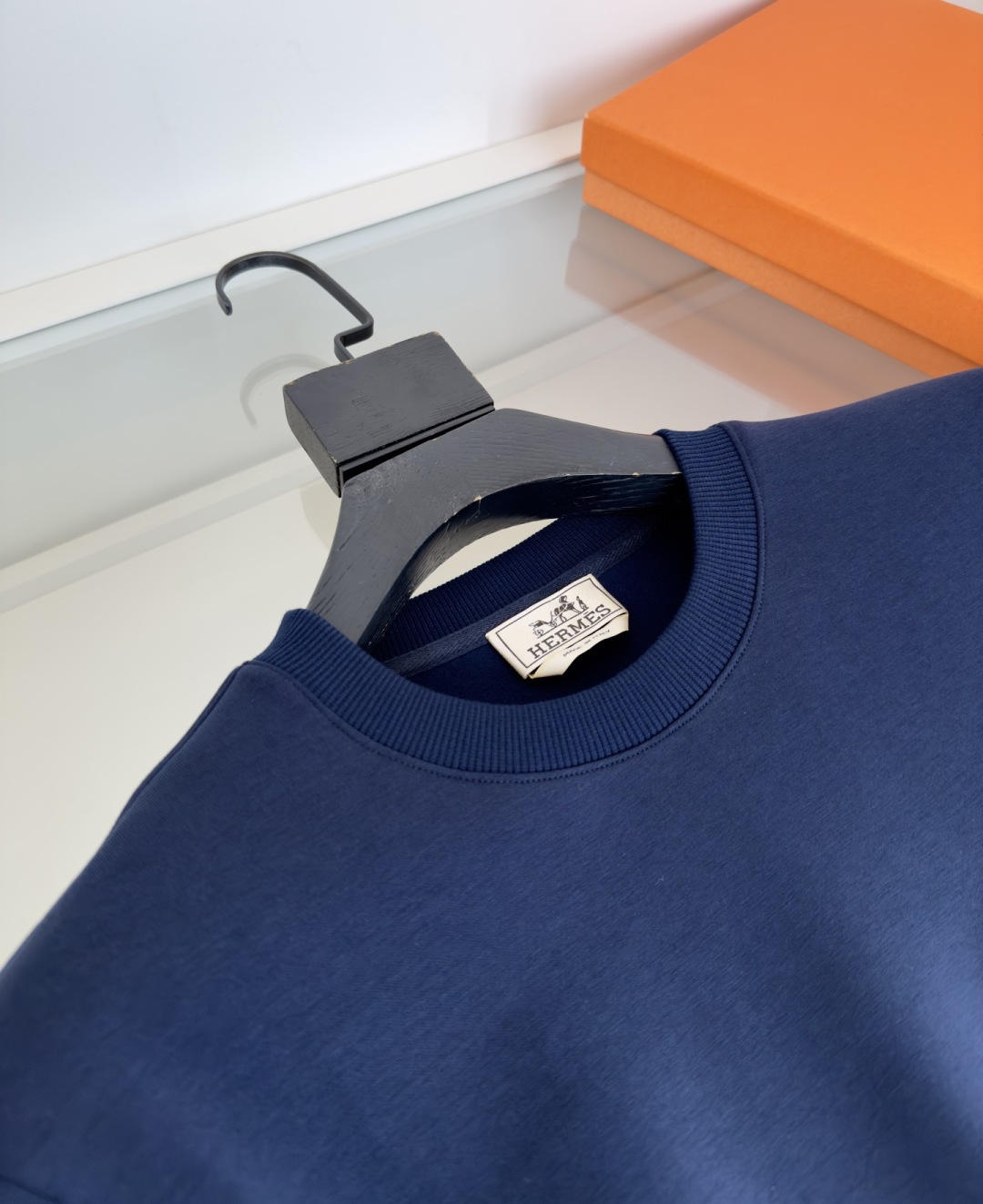 爱*仕(He*mès) 2025秋冬 柜在售 藏书章细节圆领款卫衣外套 秋冬最新主题藏书章 采用刺绣印花