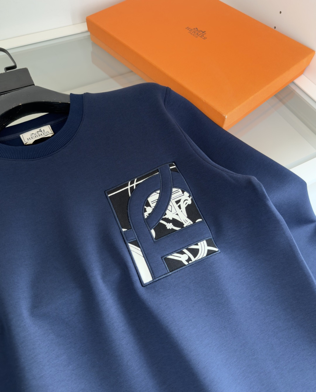 爱*仕(He*mès) 2025秋冬 柜在售 藏书章细节圆领款卫衣外套 秋冬最新主题藏书章 采用刺绣印花