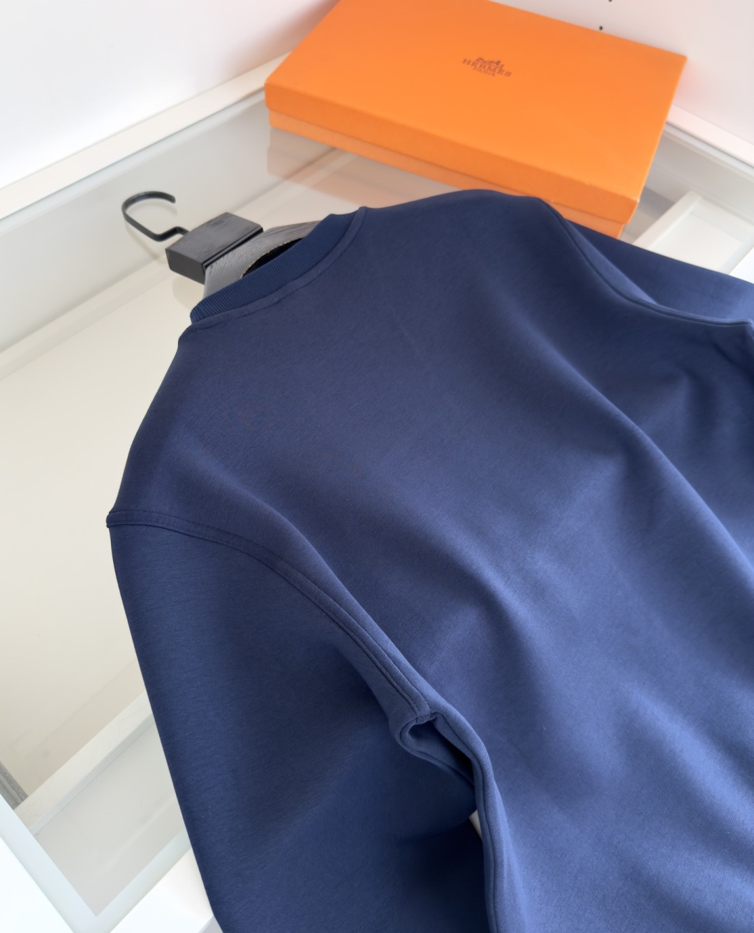 爱*仕(He*mès) 2025秋冬 柜在售 藏书章细节圆领款卫衣外套 秋冬最新主题藏书章 采用刺绣印花