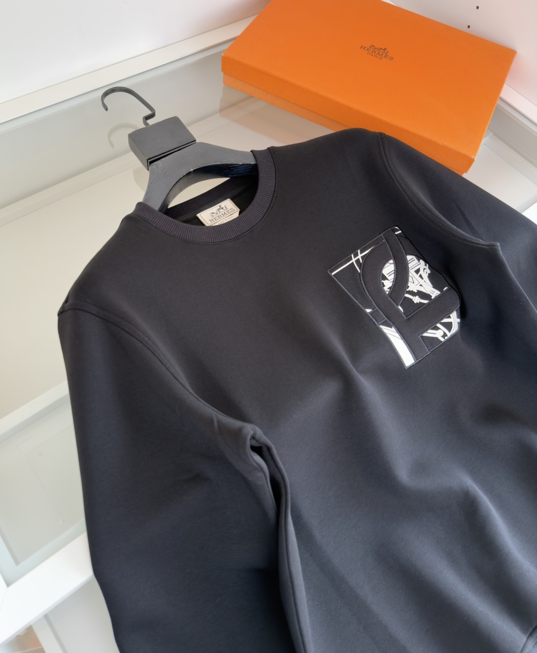 爱*仕(He*mès) 2025秋冬 柜在售 藏书章细节圆领款卫衣外套 秋冬最新主题藏书章 采用刺绣印花