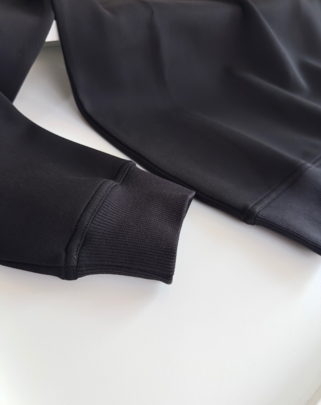 爱*仕(He*mès) 2025秋冬 柜在售 藏书章细节圆领款卫衣外套 秋冬最新主题藏书章 采用刺绣印花