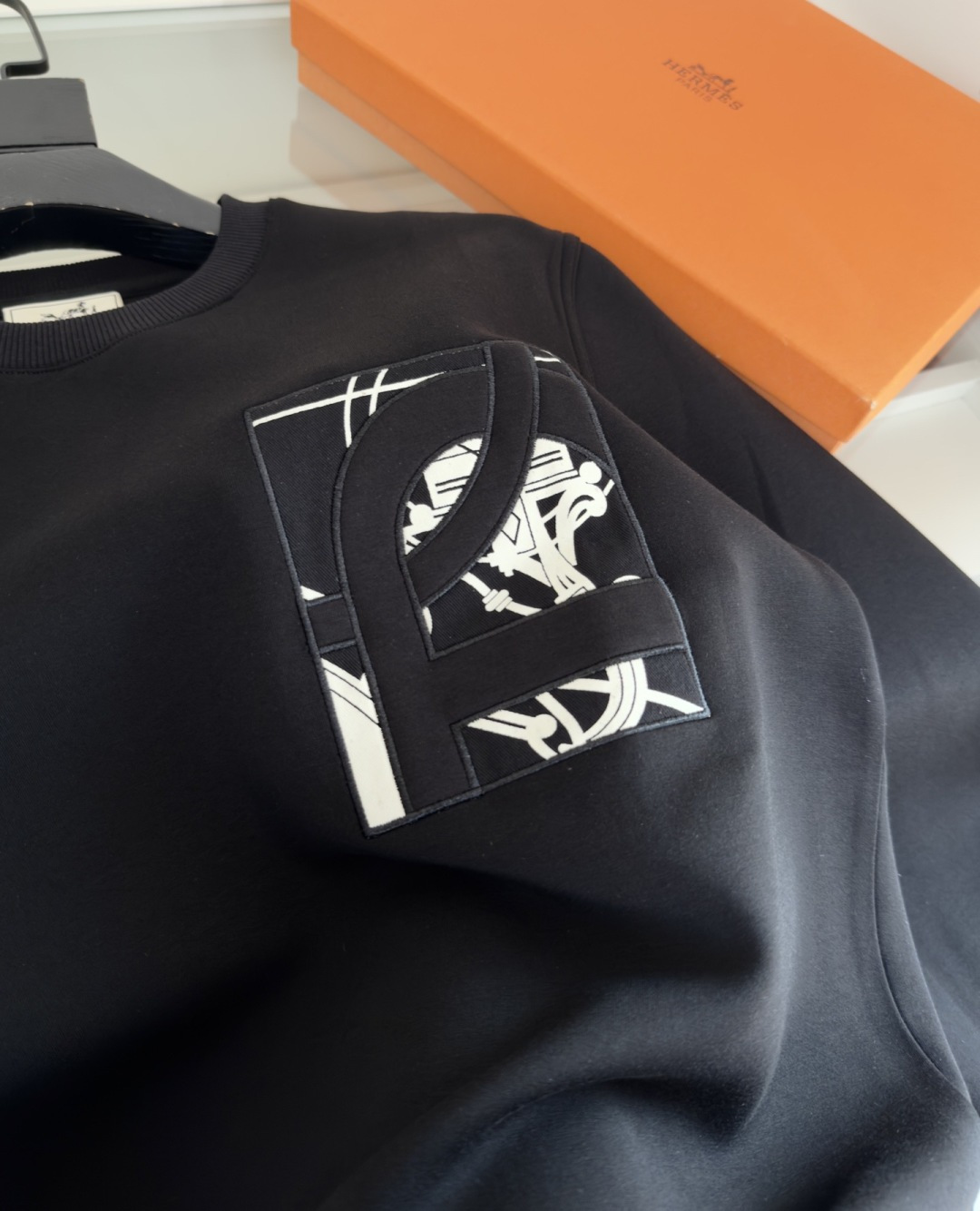 爱*仕(He*mès) 2025秋冬 柜在售 藏书章细节圆领款卫衣外套 秋冬最新主题藏书章 采用刺绣印花