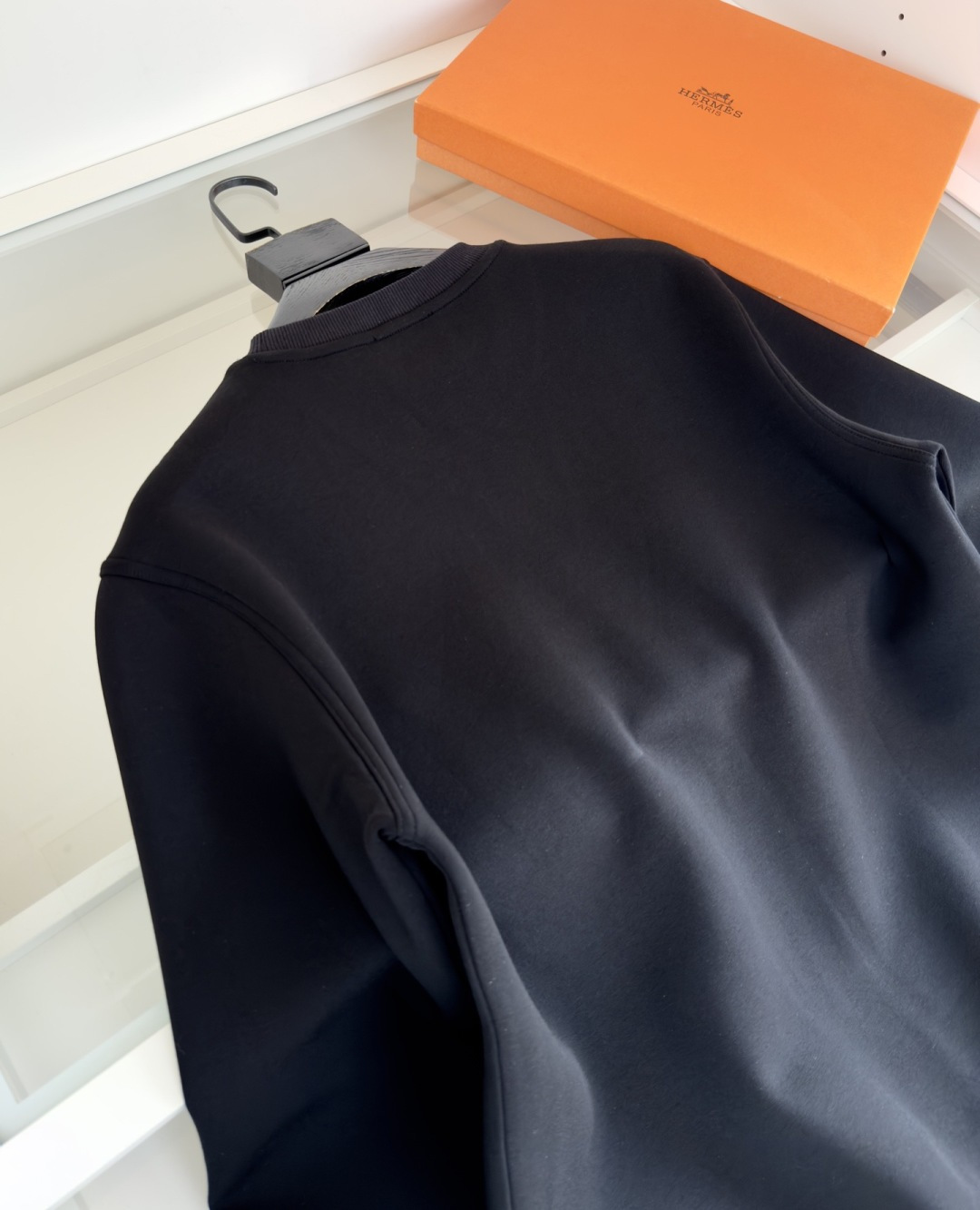 爱*仕(He*mès) 2025秋冬 柜在售 藏书章细节圆领款卫衣外套 秋冬最新主题藏书章 采用刺绣印花