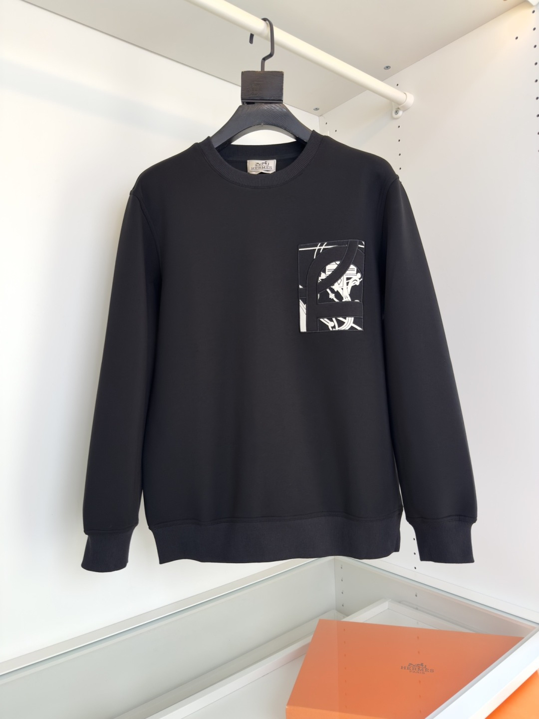 爱*仕(He*mès) 2025秋冬 柜在售 藏书章细节圆领款卫衣外套 秋冬最新主题藏书章 采用刺绣印花