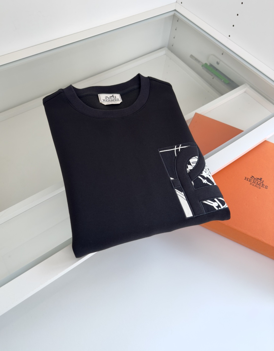 爱*仕(He*mès) 2025秋冬 柜在售 藏书章细节圆领款卫衣外套 秋冬最新主题藏书章 采用刺绣印花