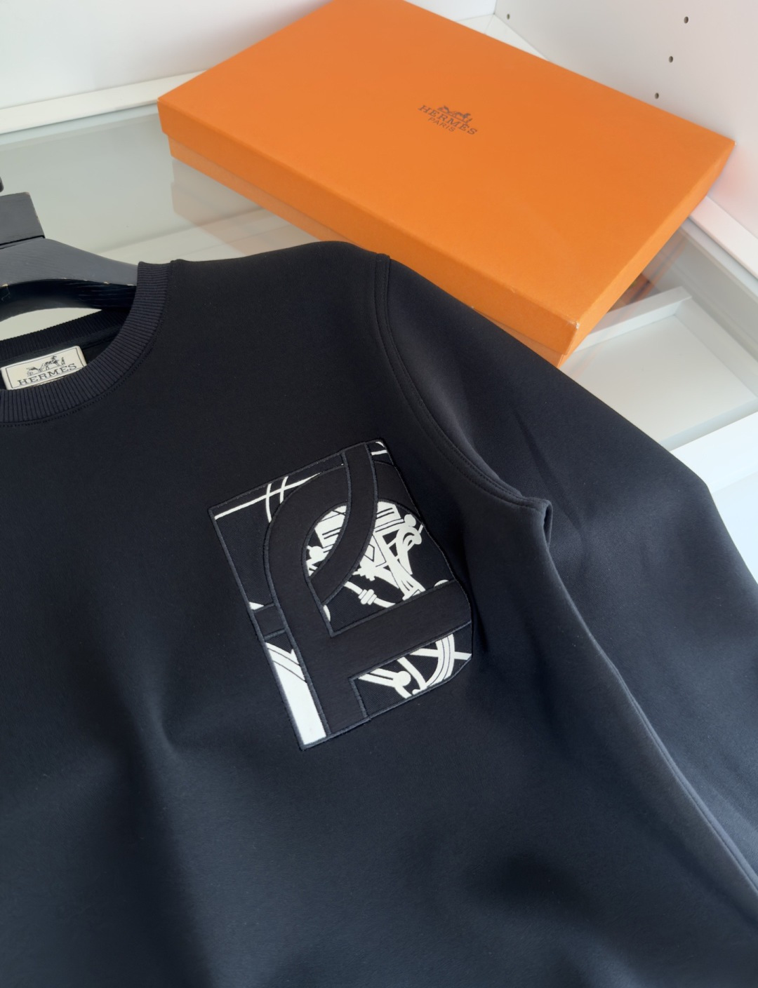 爱*仕(He*mès) 2025秋冬 柜在售 藏书章细节圆领款卫衣外套 秋冬最新主题藏书章 采用刺绣印花