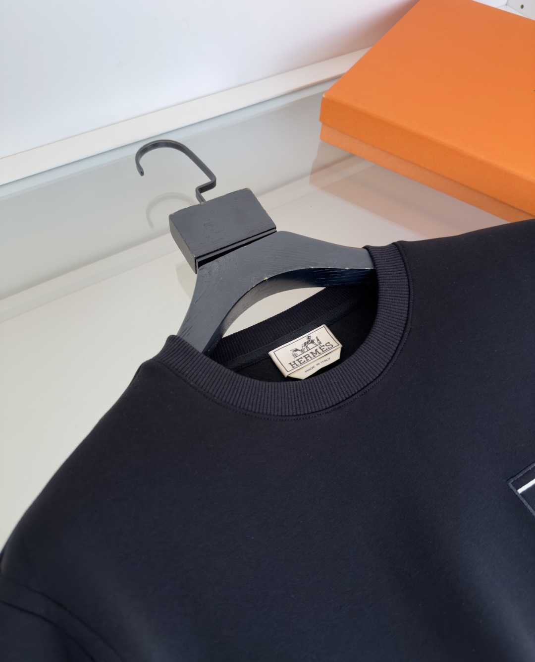 爱*仕(He*mès) 2025秋冬 柜在售 藏书章细节圆领款卫衣外套 秋冬最新主题藏书章 采用刺绣印花