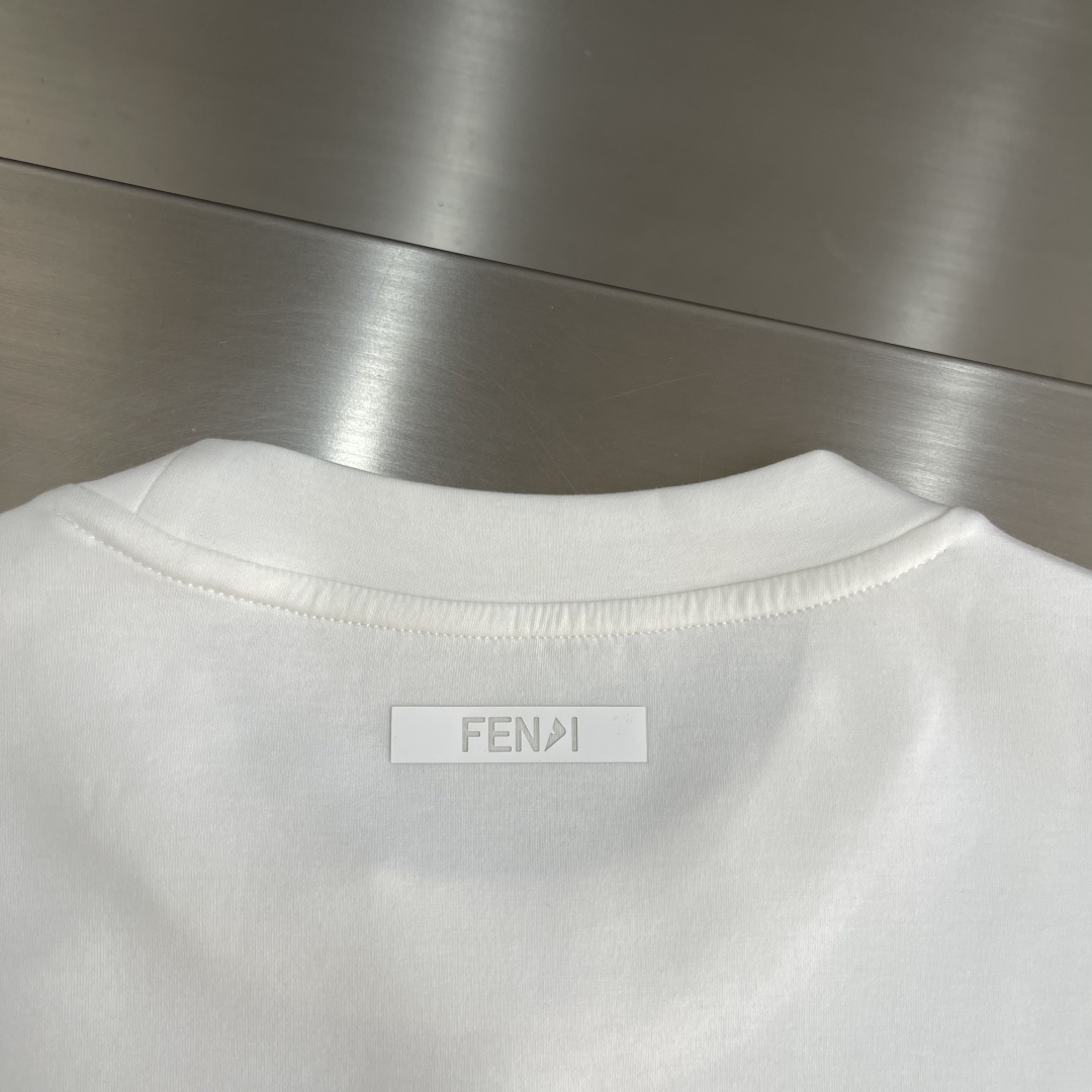 FEND 2025秋冬系列圆领卫衣码数：M-5XL 常规卫衣棉莫代尔空气层。采用丝光工艺处理的双面结构，