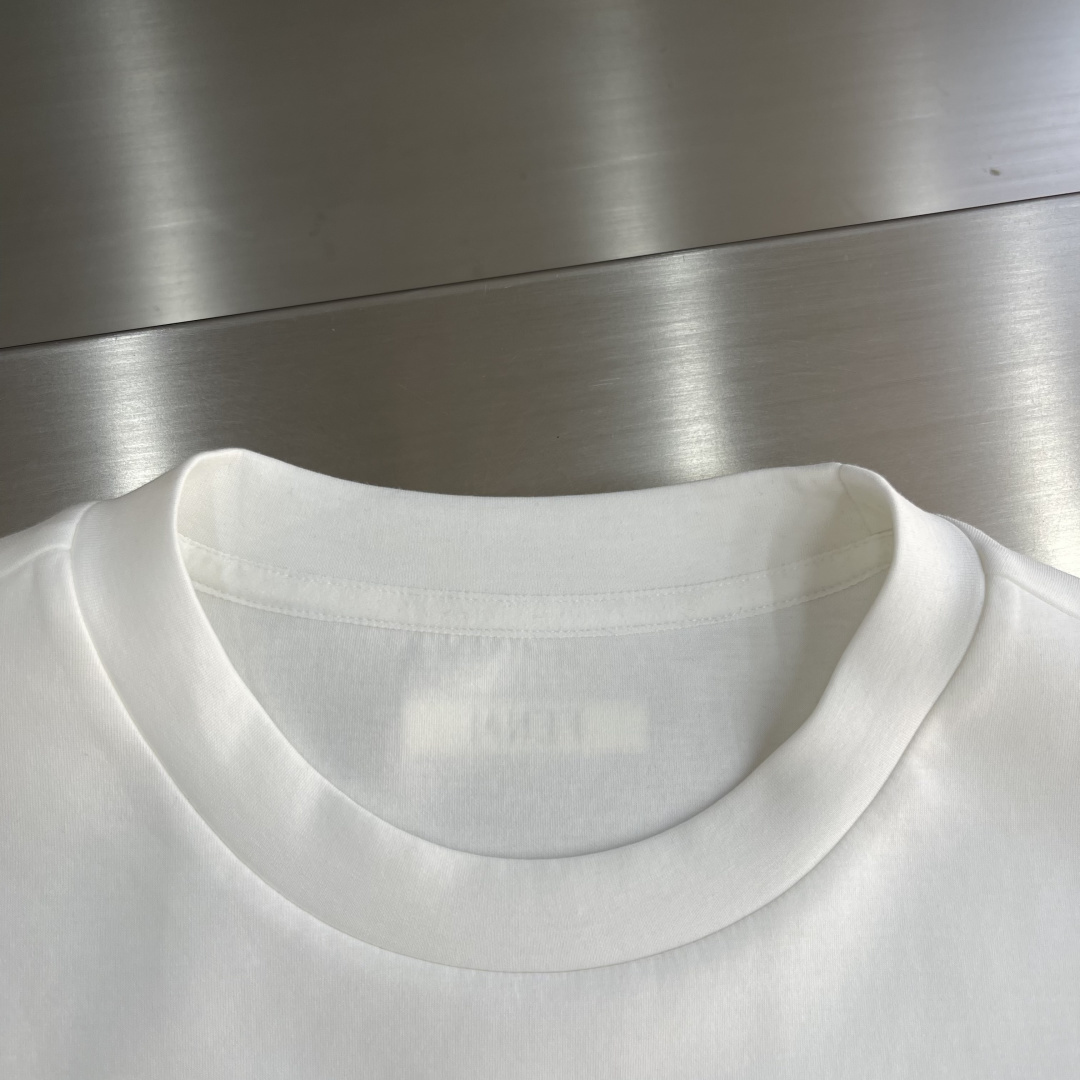 FEND 2025秋冬系列圆领卫衣码数：M-5XL 常规卫衣棉莫代尔空气层。采用丝光工艺处理的双面结构，