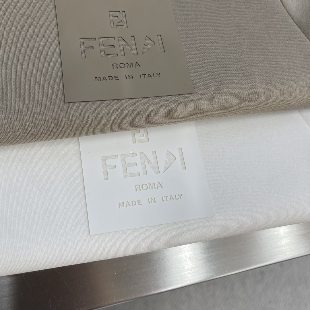 FEND 2025秋冬系列圆领卫衣码数：M-5XL 常规卫衣棉莫代尔空气层。采用丝光工艺处理的双面结构，