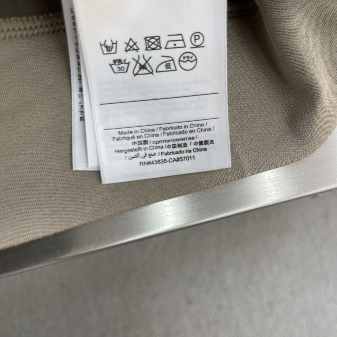 FEND 2025秋冬系列圆领卫衣码数：M-5XL 常规卫衣棉莫代尔空气层。采用丝光工艺处理的双面结构，