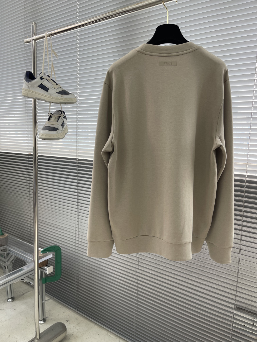 FEND 2025秋冬系列圆领卫衣码数：M-5XL 常规卫衣棉莫代尔空气层。采用丝光工艺处理的双面结构，