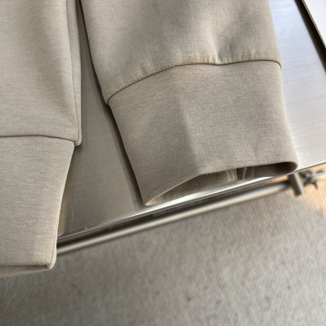 FEND 2025秋冬系列圆领卫衣码数：M-5XL 常规卫衣棉莫代尔空气层。采用丝光工艺处理的双面结构，