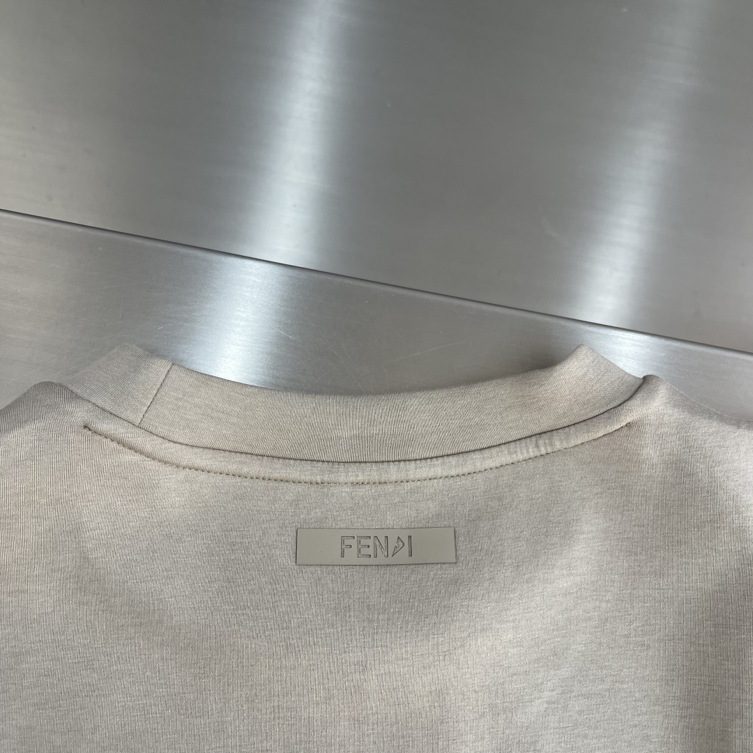 FEND 2025秋冬系列圆领卫衣码数：M-5XL 常规卫衣棉莫代尔空气层。采用丝光工艺处理的双面结构，