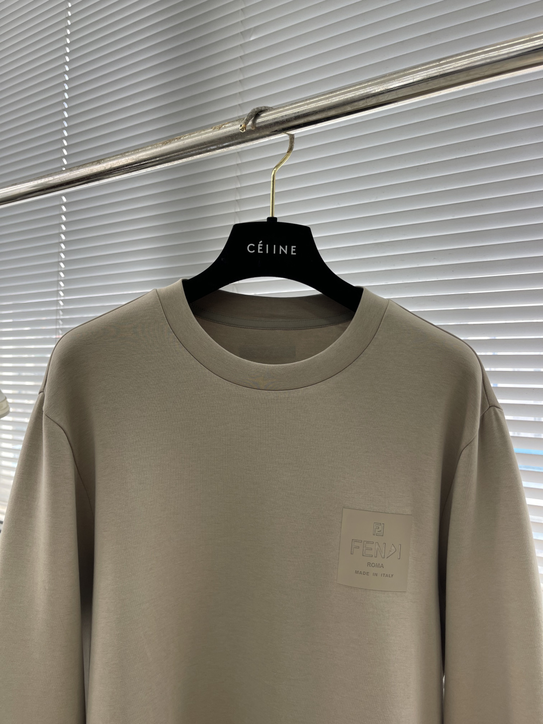 FEND 2025秋冬系列圆领卫衣码数：M-5XL 常规卫衣棉莫代尔空气层。采用丝光工艺处理的双面结构，