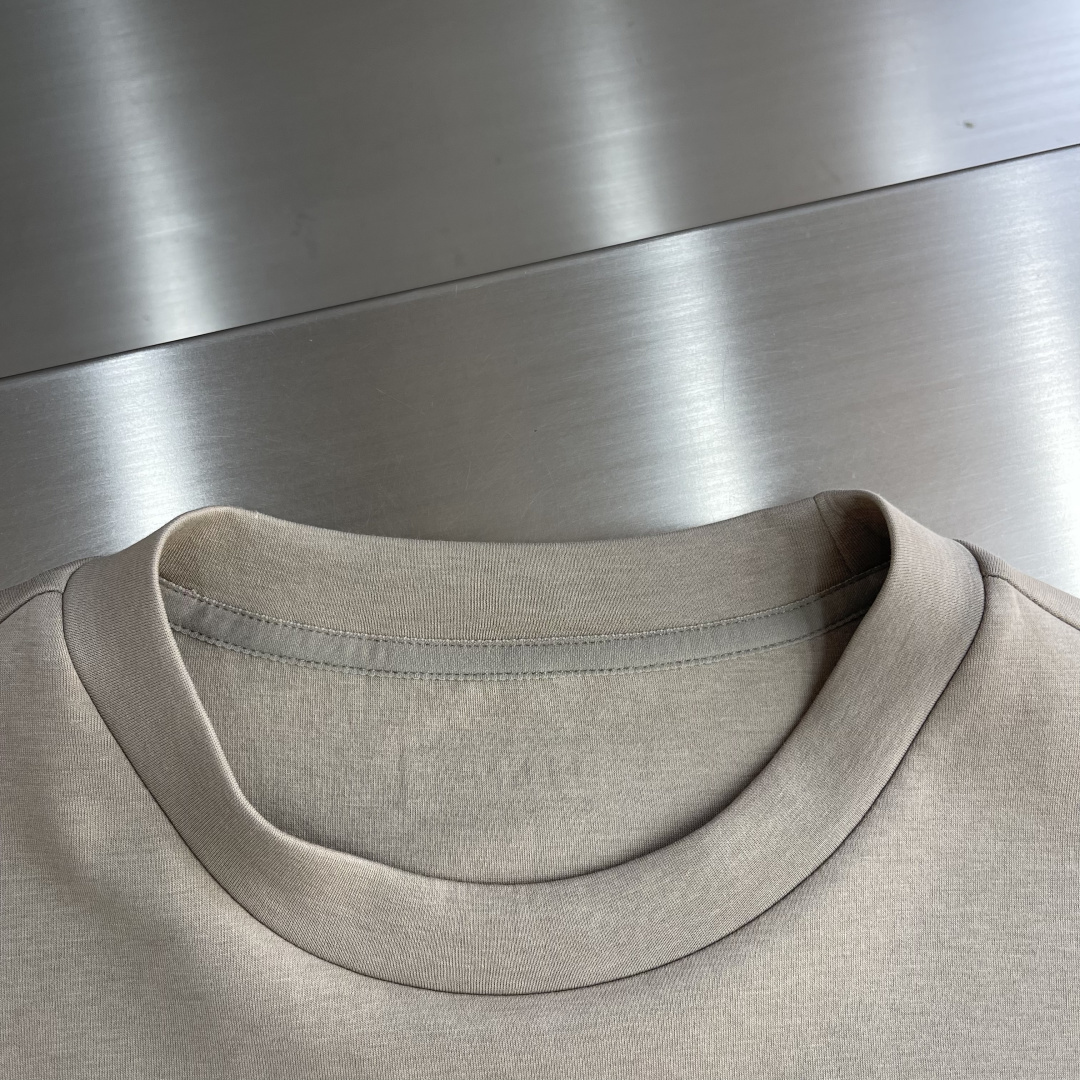 FEND 2025秋冬系列圆领卫衣码数：M-5XL 常规卫衣棉莫代尔空气层。采用丝光工艺处理的双面结构，