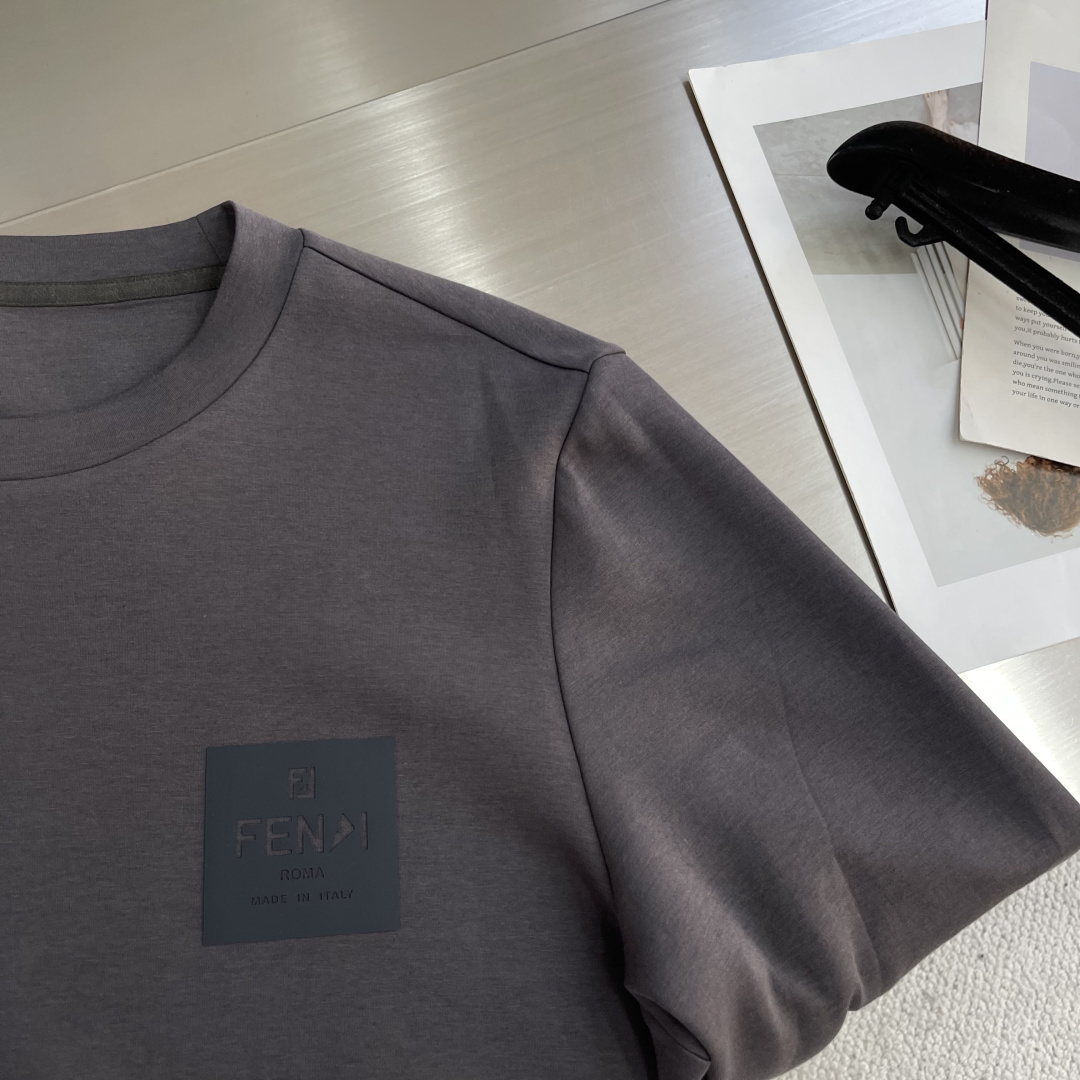 FEND 2025秋冬系列圆领卫衣码数：M-5XL 常规卫衣棉莫代尔空气层。采用丝光工艺处理的双面结构，