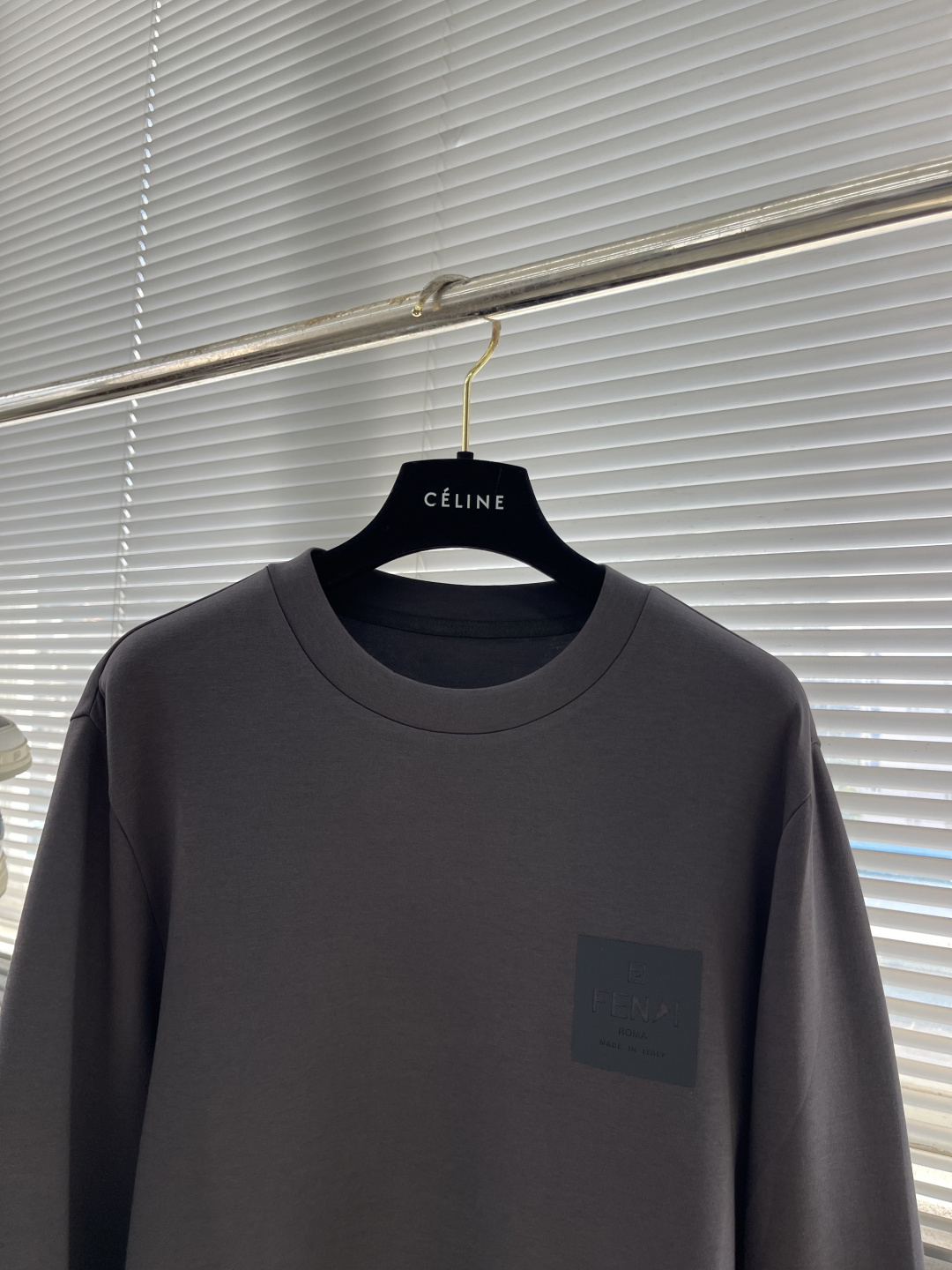 FEND 2025秋冬系列圆领卫衣码数：M-5XL 常规卫衣棉莫代尔空气层。采用丝光工艺处理的双面结构，