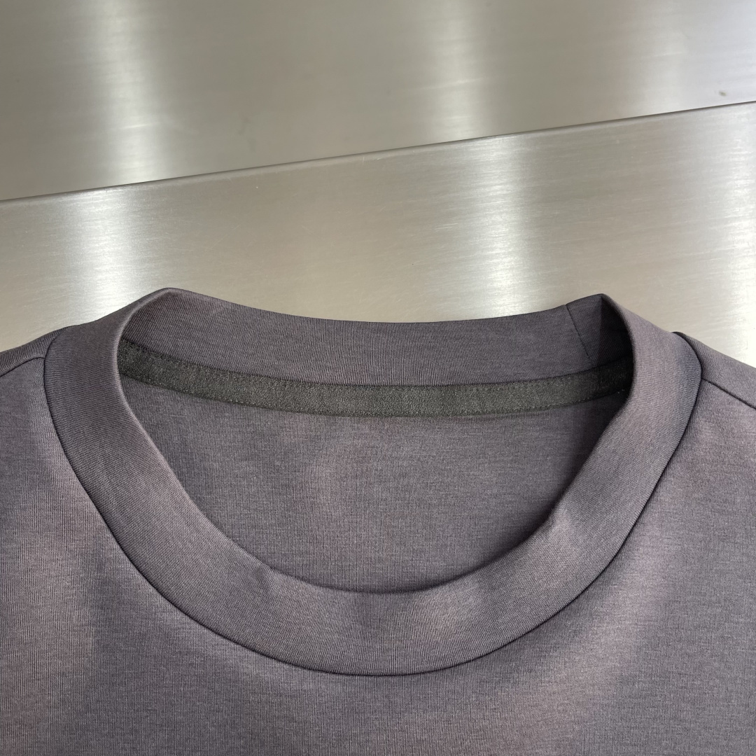 FEND 2025秋冬系列圆领卫衣码数：M-5XL 常规卫衣棉莫代尔空气层。采用丝光工艺处理的双面结构，